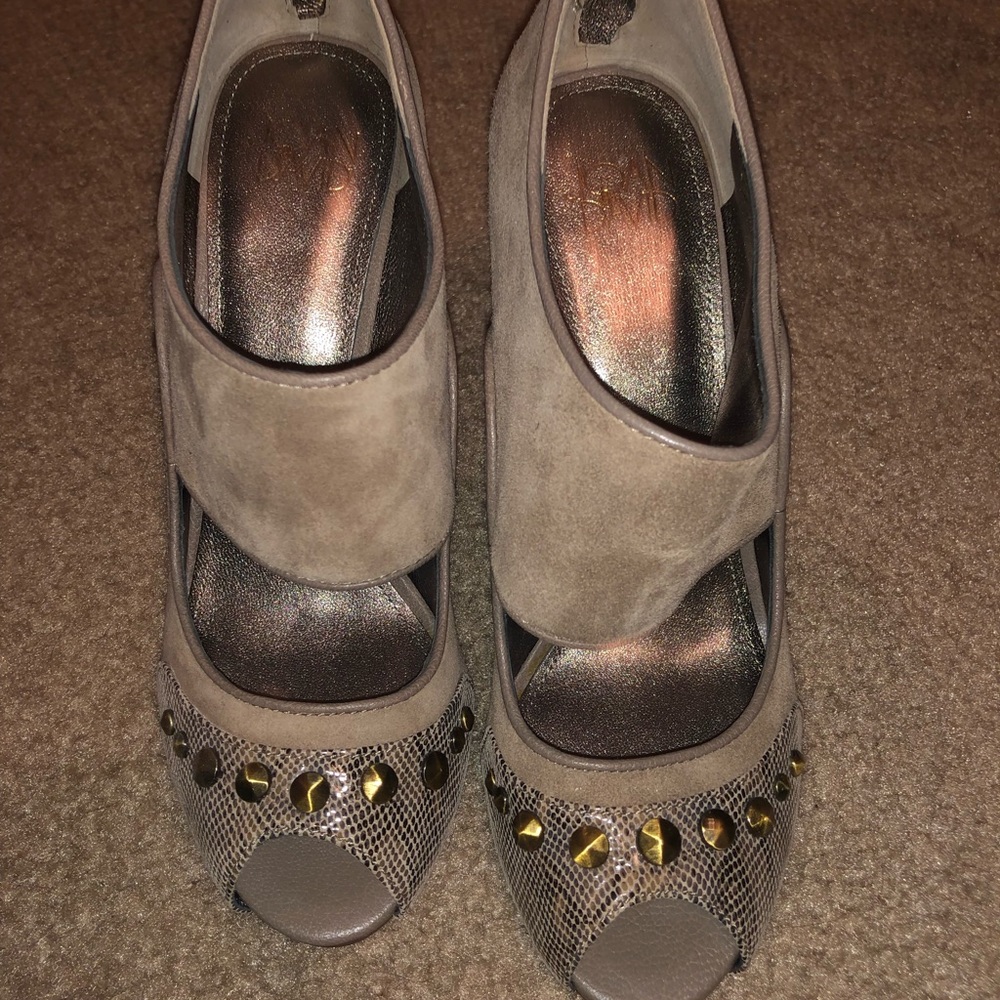 Joan & David. Leather suede. Tan heels. - Picture 2 of 6